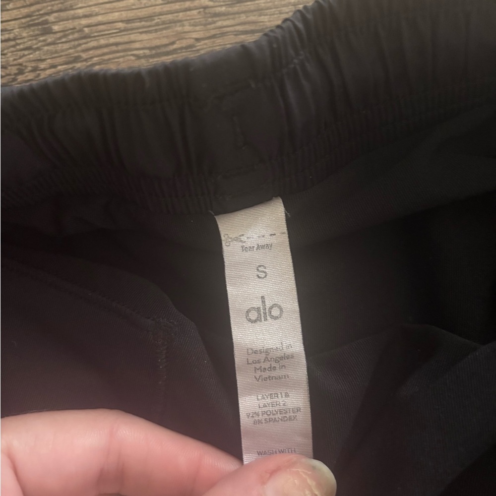 ALO Yoga Black Shorts - Picture 4 of 7